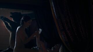 Amrita Acharia, Ludivine Sagnier sexy - The Serpent Queen (2022) s01e02