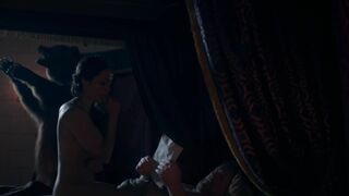 Amrita Acharia, Ludivine Sagnier sexy - The Serpent Queen (2022) s01e02