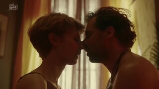 Llewellyn Reichman, Sarah Bauerett hot | Deadlines s01e08 (2021)