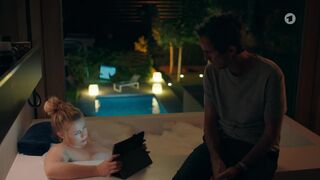 Christine Eixenberger sexy- Toni, männlich, Hebamme s01e08 (2023) bathroom hot episode