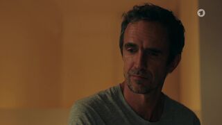 Christine Eixenberger sexy- Toni, männlich, Hebamme s01e08 (2023) bathroom hot episode