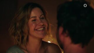 Wolke Hegenbarth nude - Toni, männlich, Hebammes01e07 (2023) Flashing tits scene