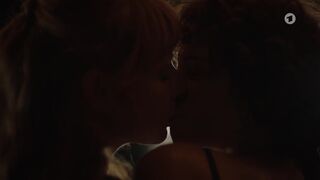 Jasmin Gerat, Sarah Bauerett nude - Der Kroatien-Krimi s07e02 (2023) hot lesbian scenes