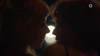 Jasmin Gerat, Sarah Bauerett nude - Der Kroatien-Krimi s07e02 (2023) hot lesbian scenes