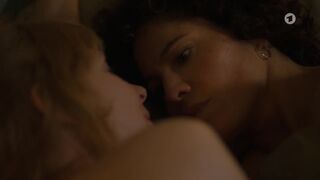 Jasmin Gerat, Sarah Bauerett nude - Der Kroatien-Krimi s07e02 (2023) hot lesbian scenes