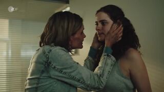 Annika Blendl, Emma Floßmann, Samia Chancrin nackte. Das Quartett s02e01 (2024) Nude Scenes