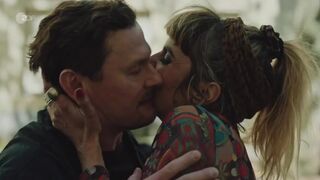 Annika Blendl, Emma Floßmann, Samia Chancrin nackte. Das Quartett s02e01 (2024) Nude Scenes