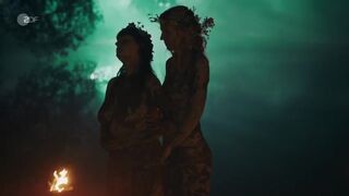 Annika Blendl, Emma Floßmann, Samia Chancrin nackte. Das Quartett s02e01 (2024) Nude Scenes