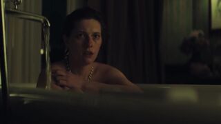 King Princess, Maisie Richardson-Sellers nude. Hot Lesbian TV SHow Scenes. Nine Perfect Strangers s02e01 (2025)