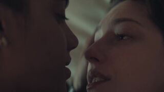 King Princess, Maisie Richardson-Sellers nude. Hot Lesbian TV SHow Scenes. Nine Perfect Strangers s02e01 (2025)