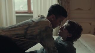 King Princess, Maisie Richardson-Sellers nude. Hot Lesbian TV SHow Scenes. Nine Perfect Strangers s02e01 (2025)