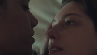 King Princess, Maisie Richardson-Sellers nude. Hot Lesbian TV SHow Scenes. Nine Perfect Strangers s02e01 (2025)