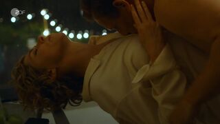 Brigitte Zeh sexy - Dr. Nice s03e01 (2025)