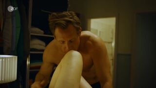 Brigitte Zeh sexy - Dr. Nice s03e01 (2025)