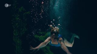 Brigitte Zeh sexy - Dr. Nice s03e01 (2025)