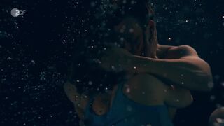 Brigitte Zeh sexy - Dr. Nice s03e01 (2025)