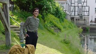 Saman Giraud hot - Unterm Apfelbaum s01e02 (2022) Underwater Scene