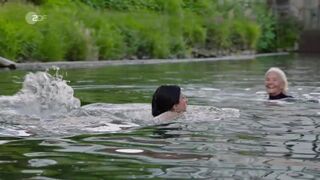 Saman Giraud hot - Unterm Apfelbaum s01e02 (2022) Underwater Scene
