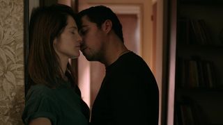 Liz Solari, and other - Estocolmo s01e09-10 (2016) celeb hot scene