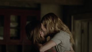 Laura Vandervoort nackte - Bitten_s03e02 (2016)