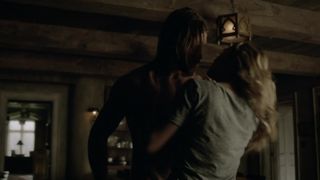 Laura Vandervoort nackte - Bitten_s03e02 (2016)