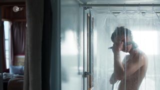 Svenja Jung naked - Zarah Wilde Jahre s01e06 (2017)