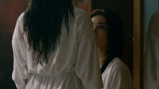 Alicia Jaziz, Marianna Burelli - Ingobernable s01e01 (2017) Naked TV movie scene
