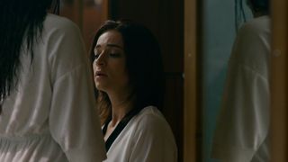 Alicia Jaziz, Marianna Burelli - Ingobernable s01e01 (2017) Naked TV movie scene