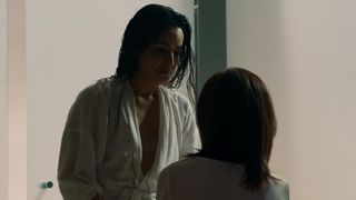 Alicia Jaziz, Marianna Burelli - Ingobernable s01e01 (2017) Naked TV movie scene