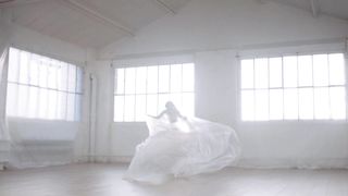 Nude Solo Art Performance - Silencieuse