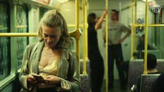 Jeanne Goursaud, Soma Pysall sexy - Para - Wir sind King s01e04 (2021) TV episode