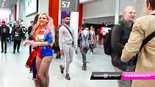Hot Babes does COMICON SHOW (reality cam)