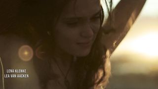 Caroline Hartig, Hannah Hoekstra - Blackout s01e02 (2021) TV hot cut video