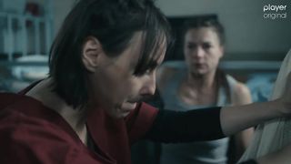 Monika Dawidziuk lesbian kissing scene - Skazana s01e07 (2021) TV hot cut video