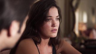 Pınar Deniz hot - Love 101 s02e01e04e05 (2021) TV Sexy scene