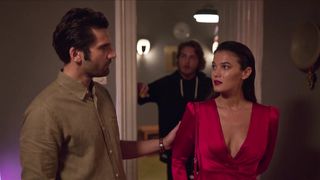 Pınar Deniz hot - Love 101 s02e01e04e05 (2021) TV Sexy scene