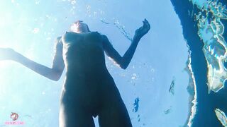 Bare mermaid let me swim with her and I filmed her