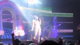 We Can't Stop - Miley Cyrus (Live in Vancouver)