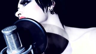 Aranea Peel singt "Ich weiß nicht, zu wem ich gehöre"