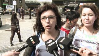 Un grupo de mujeres se desnudó para promover la tolerancia en Plaza Congreso