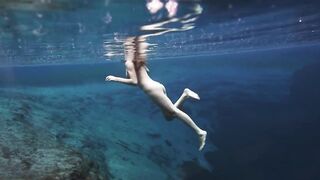 Underwate GIRL Nude. Nakedness in Winter