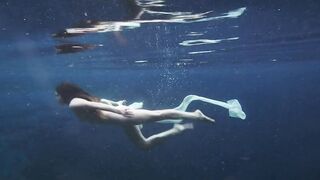 Underwate GIRL Nude. Nakedness in Winter