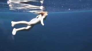 Underwate GIRL Nude. Nakedness in Winter